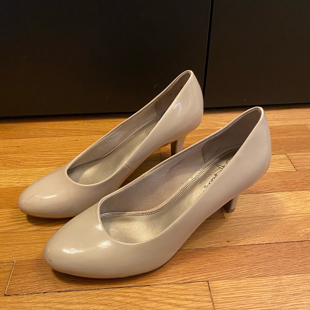 Nude pumps